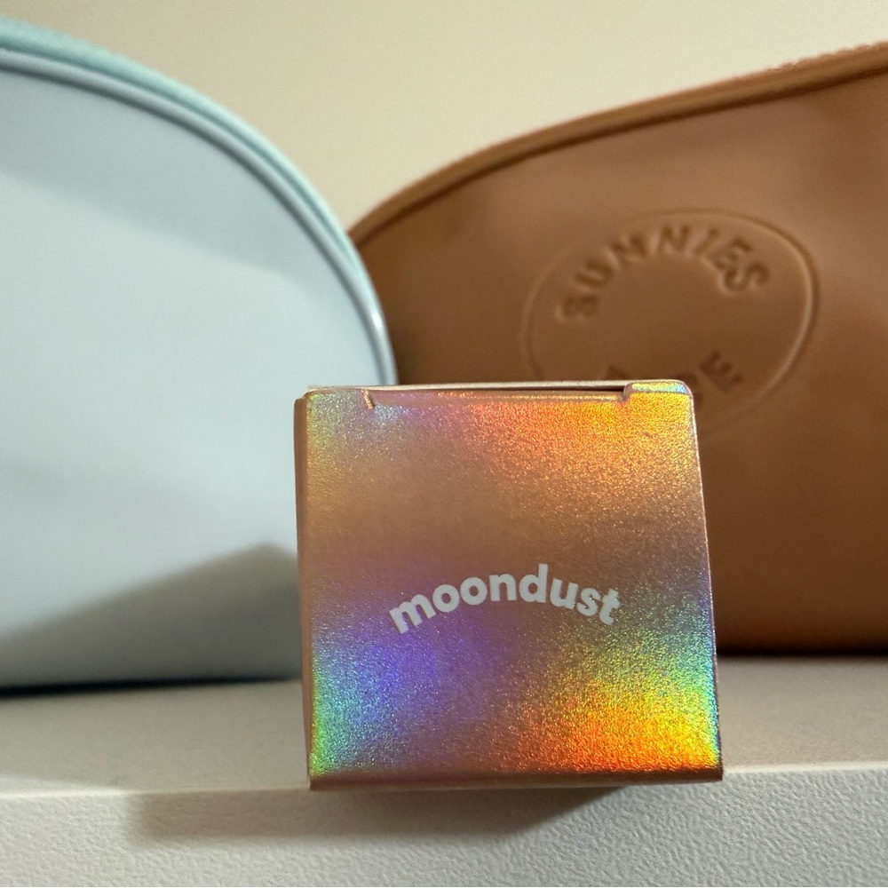 Sunnies Face Glow On [Light Catching Liquid Highlighter] in Moondust - Picture 4 of 5